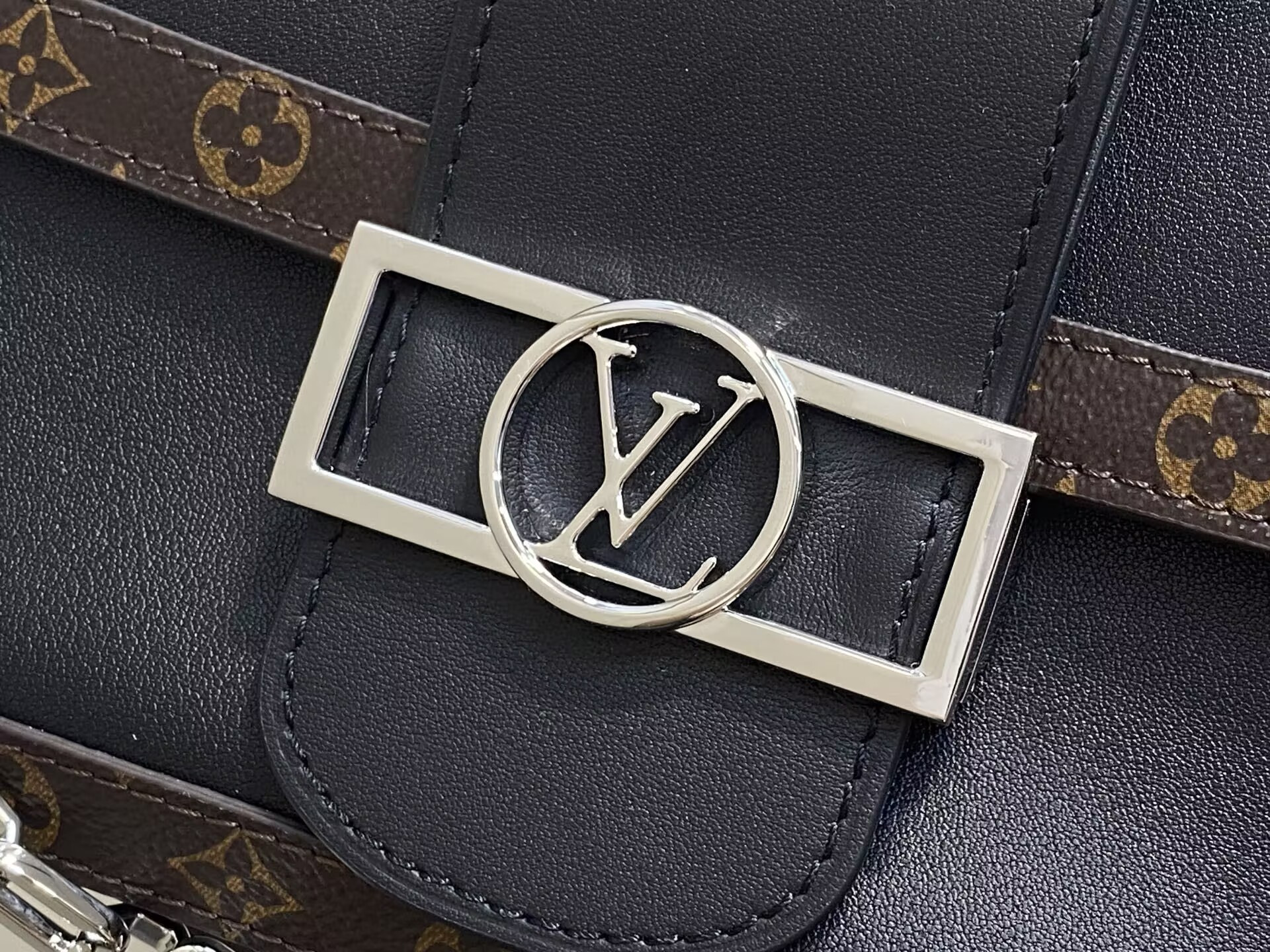 LV Dauphine Soft MM M13450 24 x 17 x 9 cm