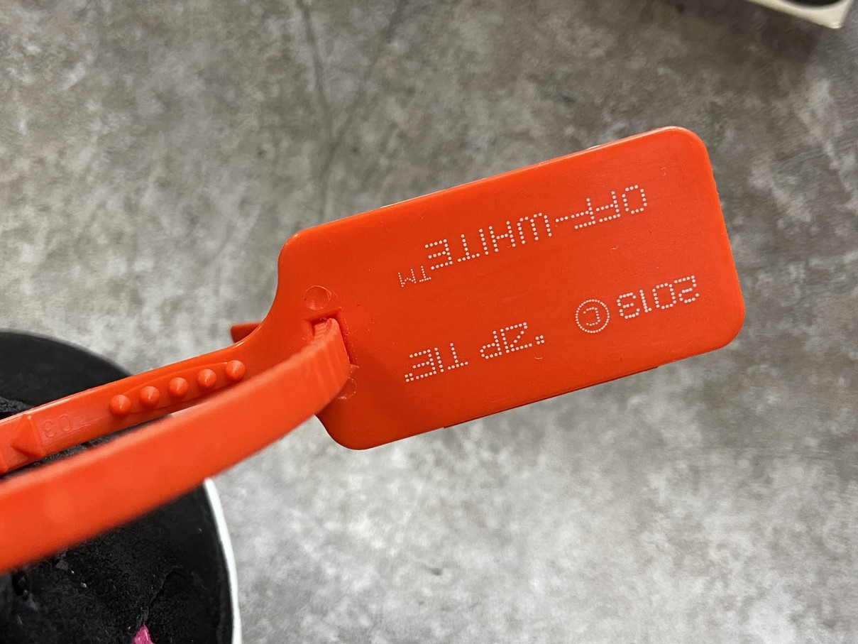 OFF-WHITE Vulc Low Black Fuchsia