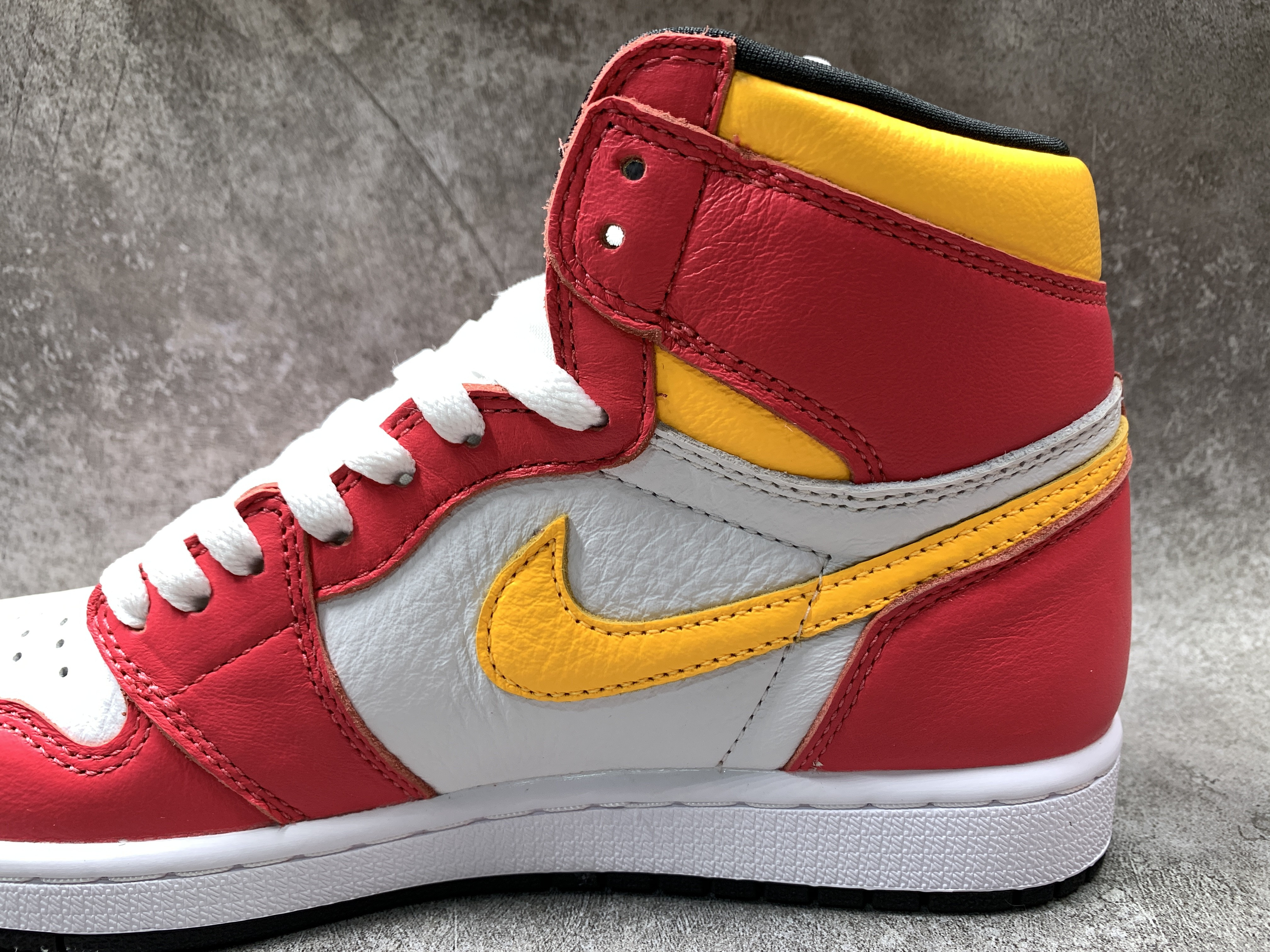 Air Jordan 1 Retro High OG Light Fusion Red