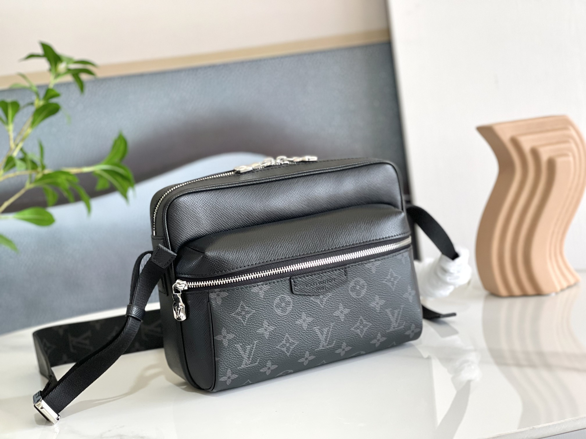 LV M30233 Outdoor Messenger 10.2 x 7.9 x 4.1 inches