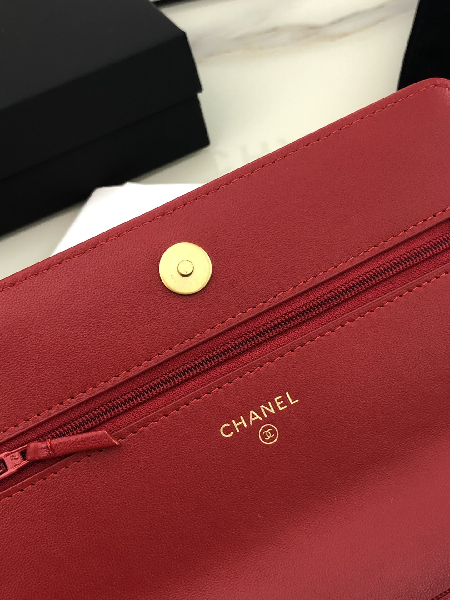 Ch*el classic wallet on chain red 4.8 × 7.5 × 1.4 in