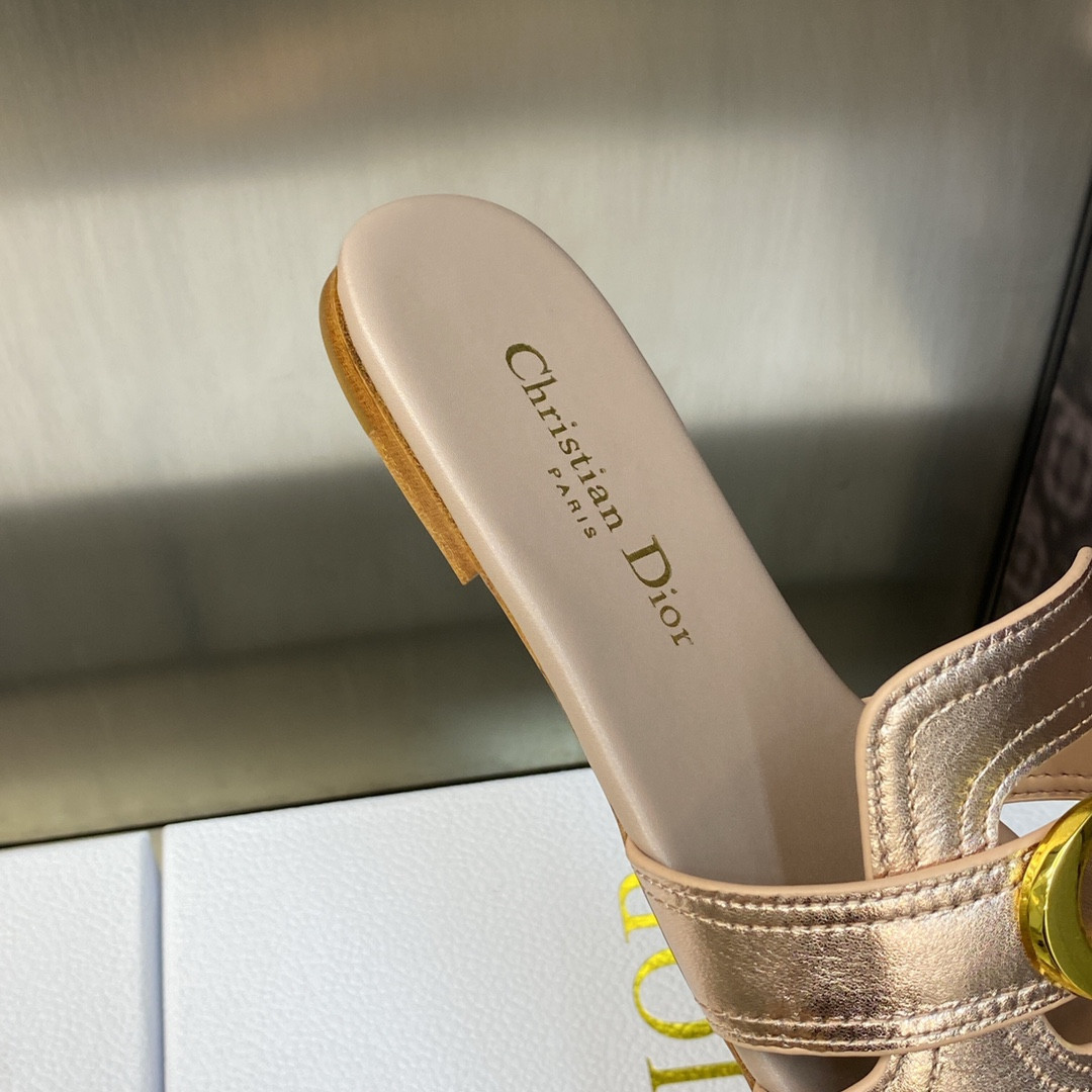 ua D*or 30 montaigne slide