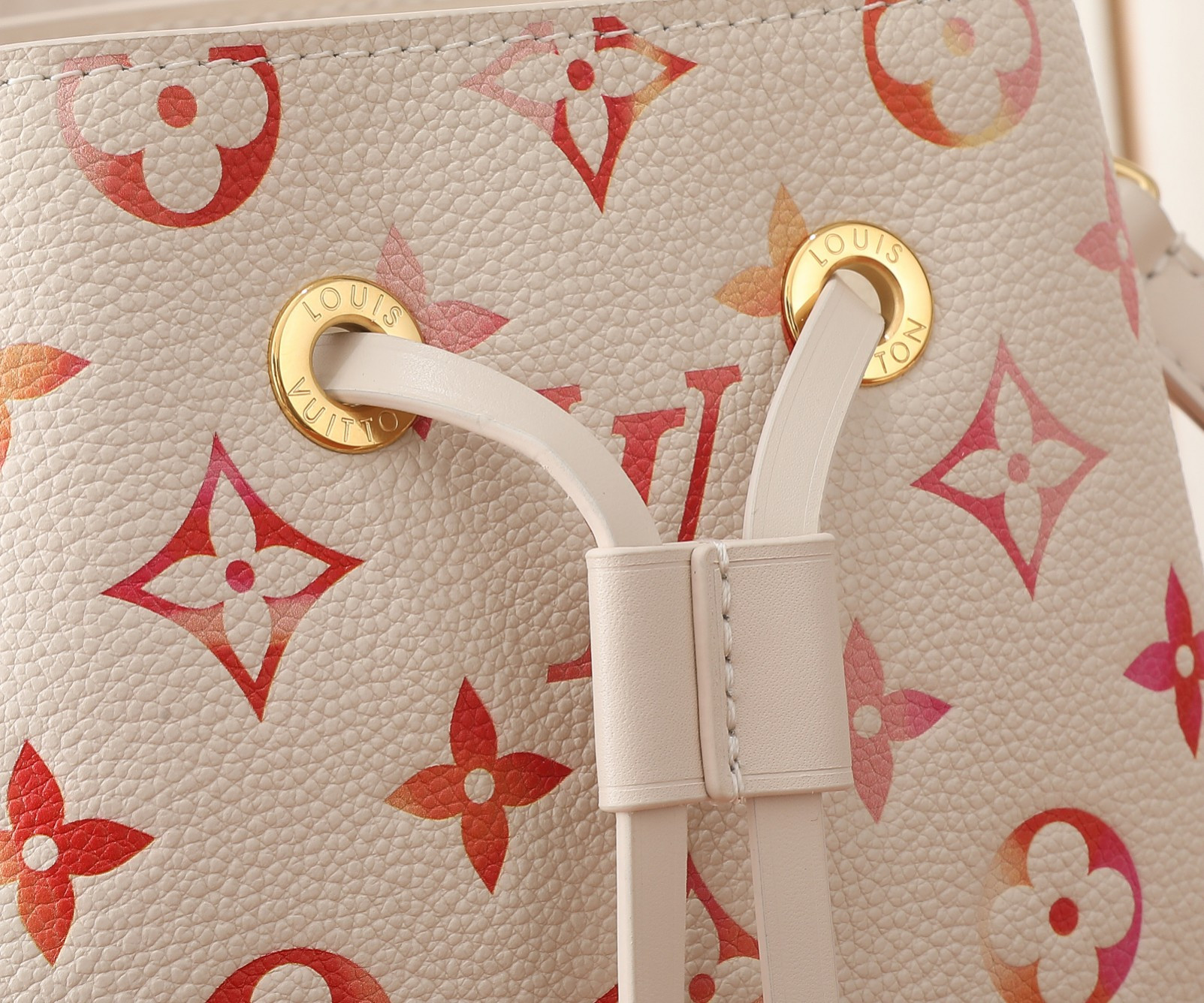 LV Néonoé BB M24649 7.9 x 7.9 x 5.1 in