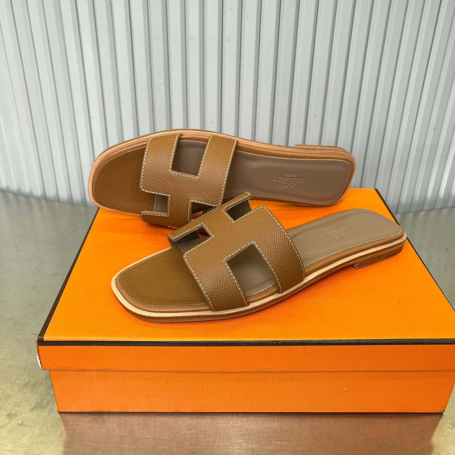 UA Hermès Oran sandal