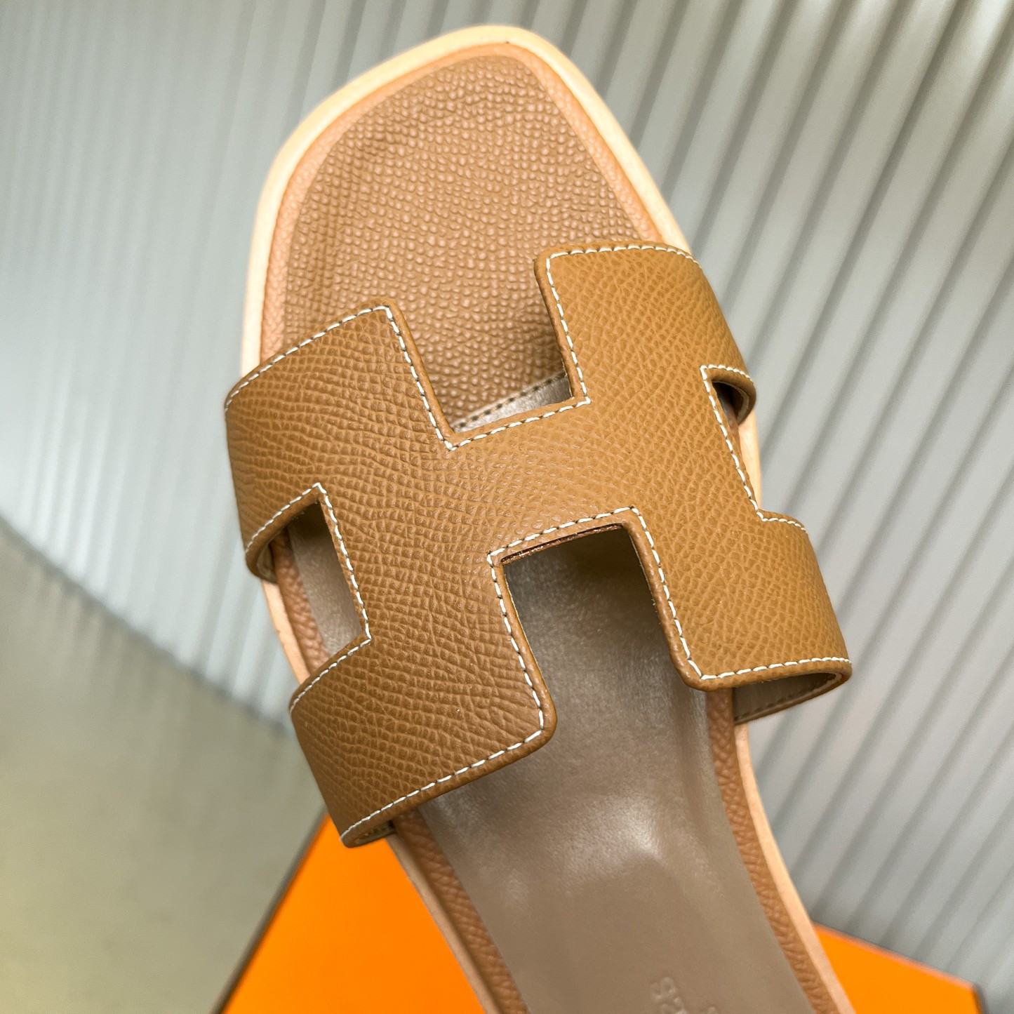 UA Hermès Oran sandal