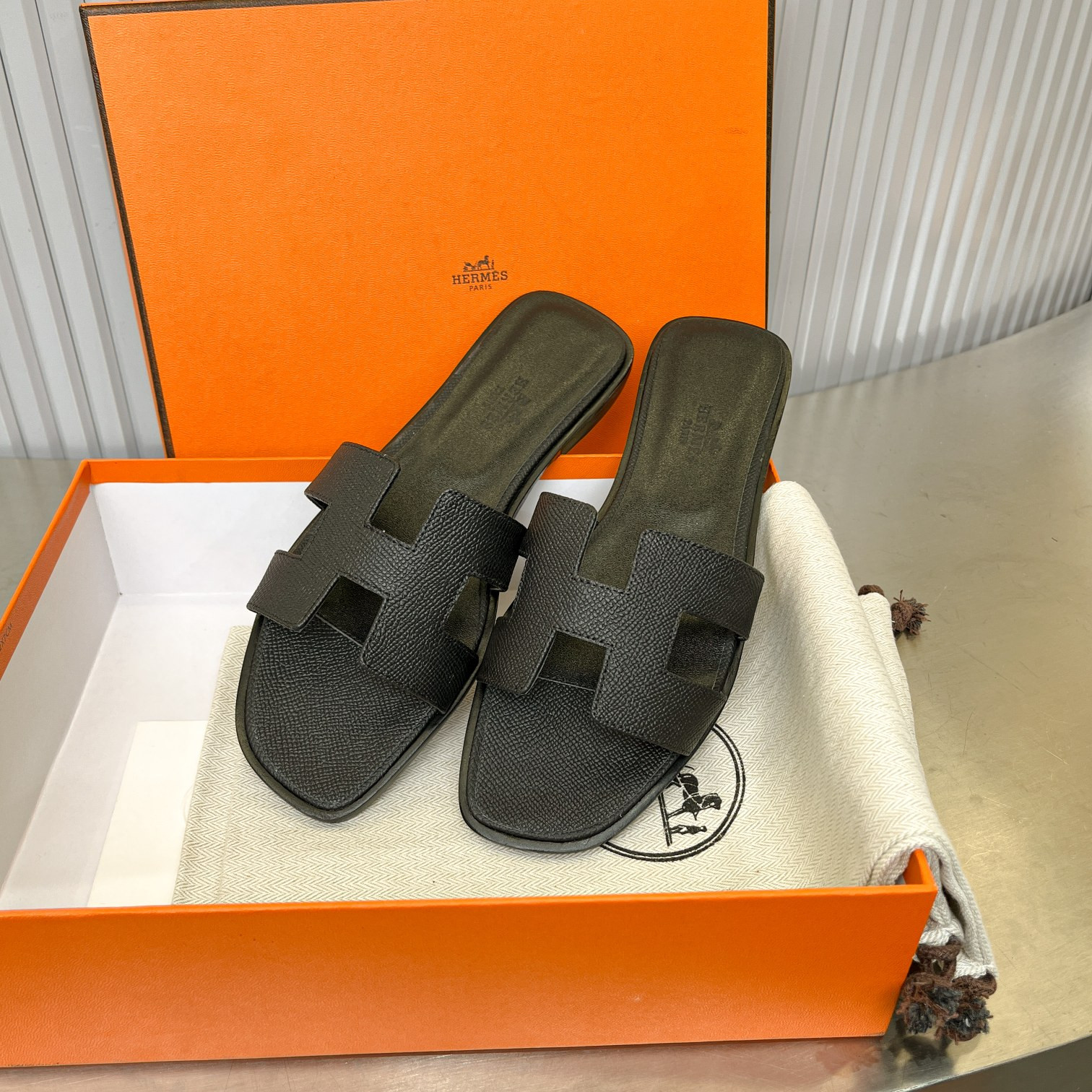 UA Hermès Oran sandal