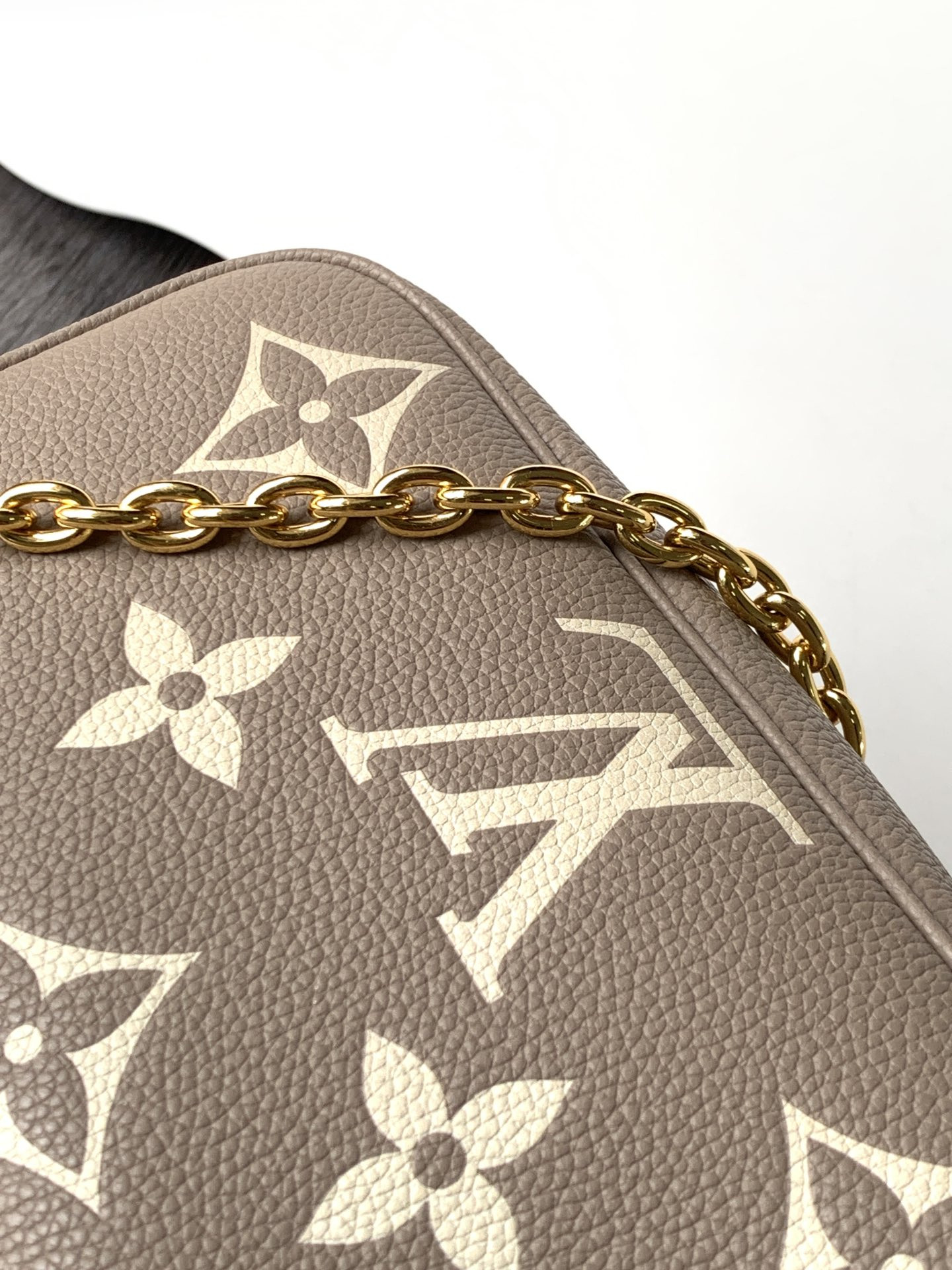 LV Wallet On Chain Ivy  M82211 9.3 x 4.7 x 1.7 inches