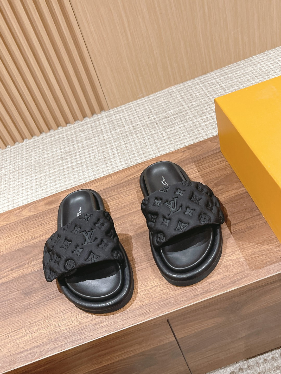 UA LV Pool Pillow Flat Comfort Mule