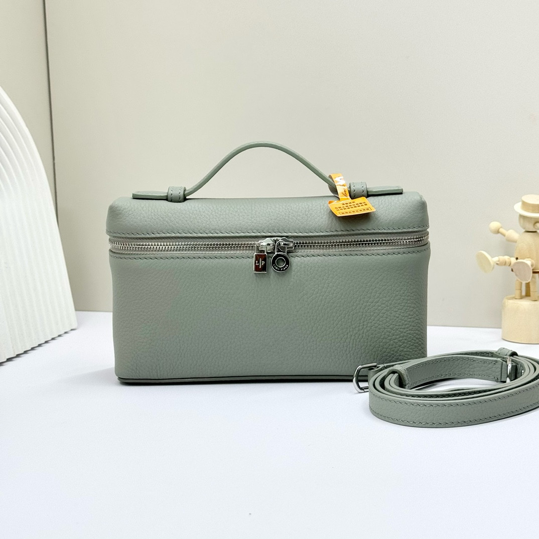 L**o p*ana extra pocket l19 grained calfskin 11 x 19 x 6.5 cm