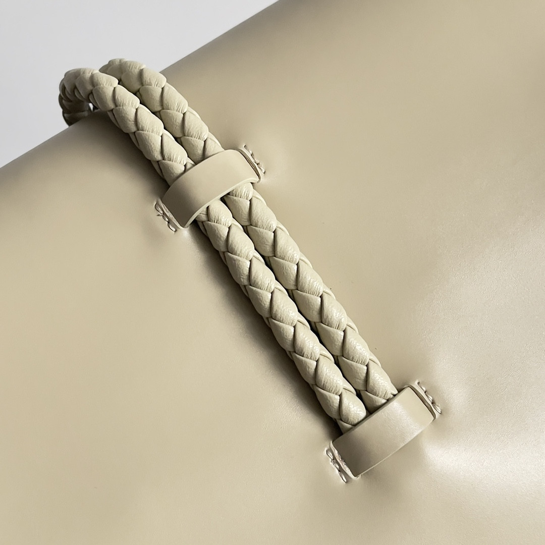 bo*te*ga Ve*ne*ta liberta 23 x 35 x 6cm