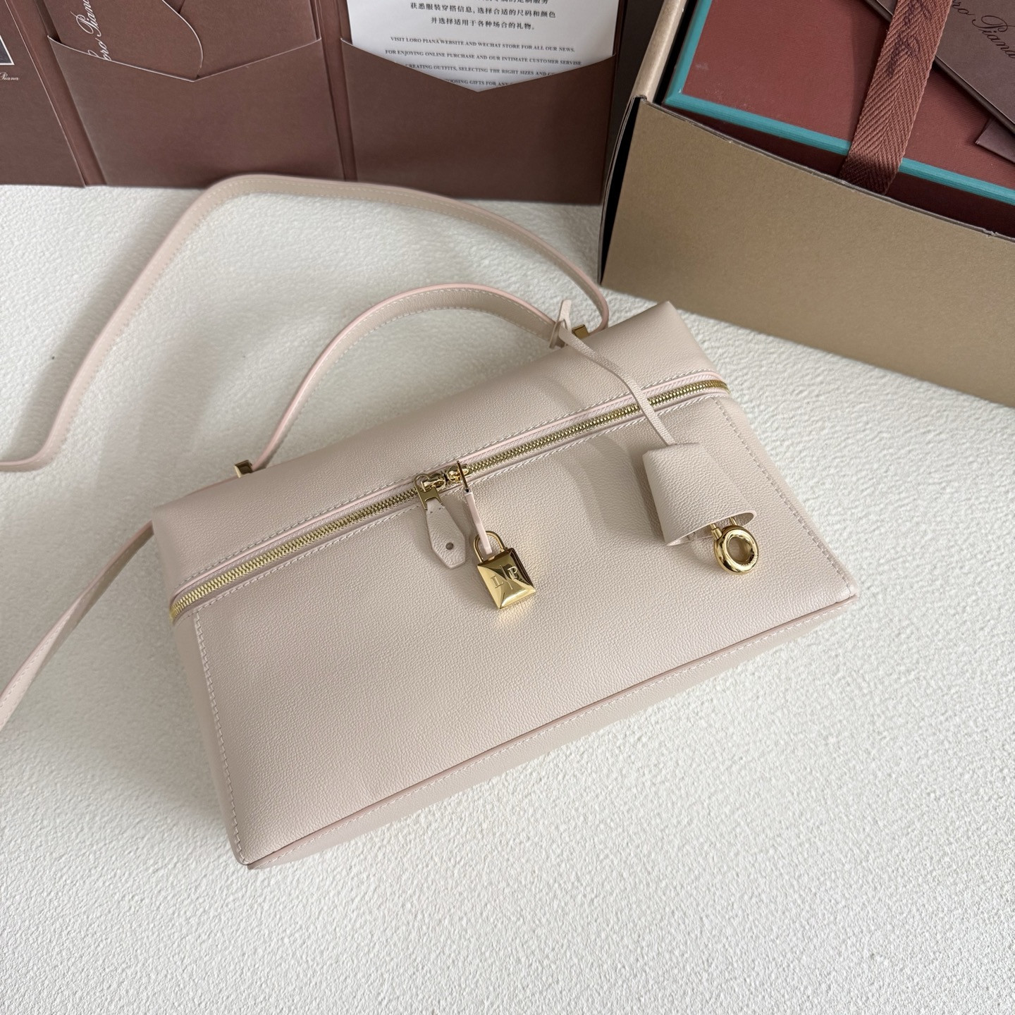 L**o p*ana extra pocket l27 calfskin 16x27x10cm