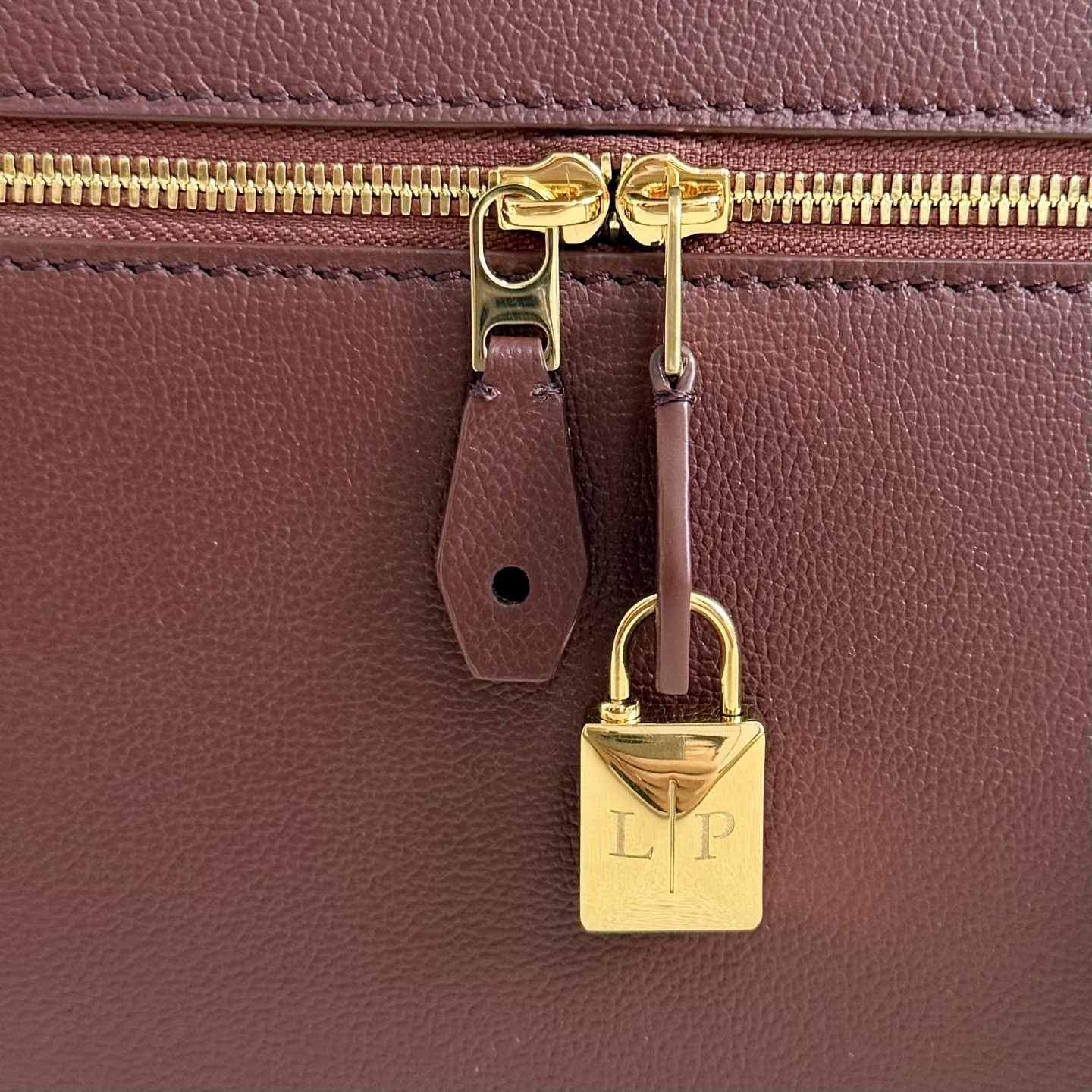 L**o p*ana extra pocket l27 calfskin 16x27x10cm