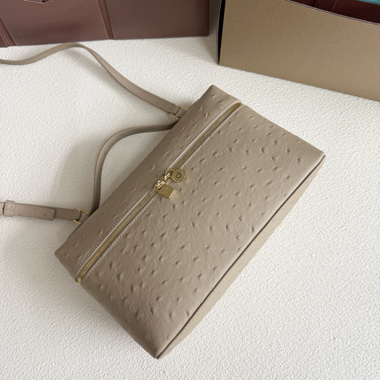 L**o p*ana extra pocket l27 ostrich-grained leather 16x27x10cm